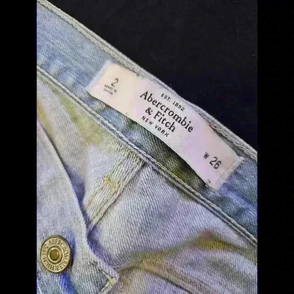 Abercrombie and Fitch - Light Wash Ripped Denim - Picture 5 of 7